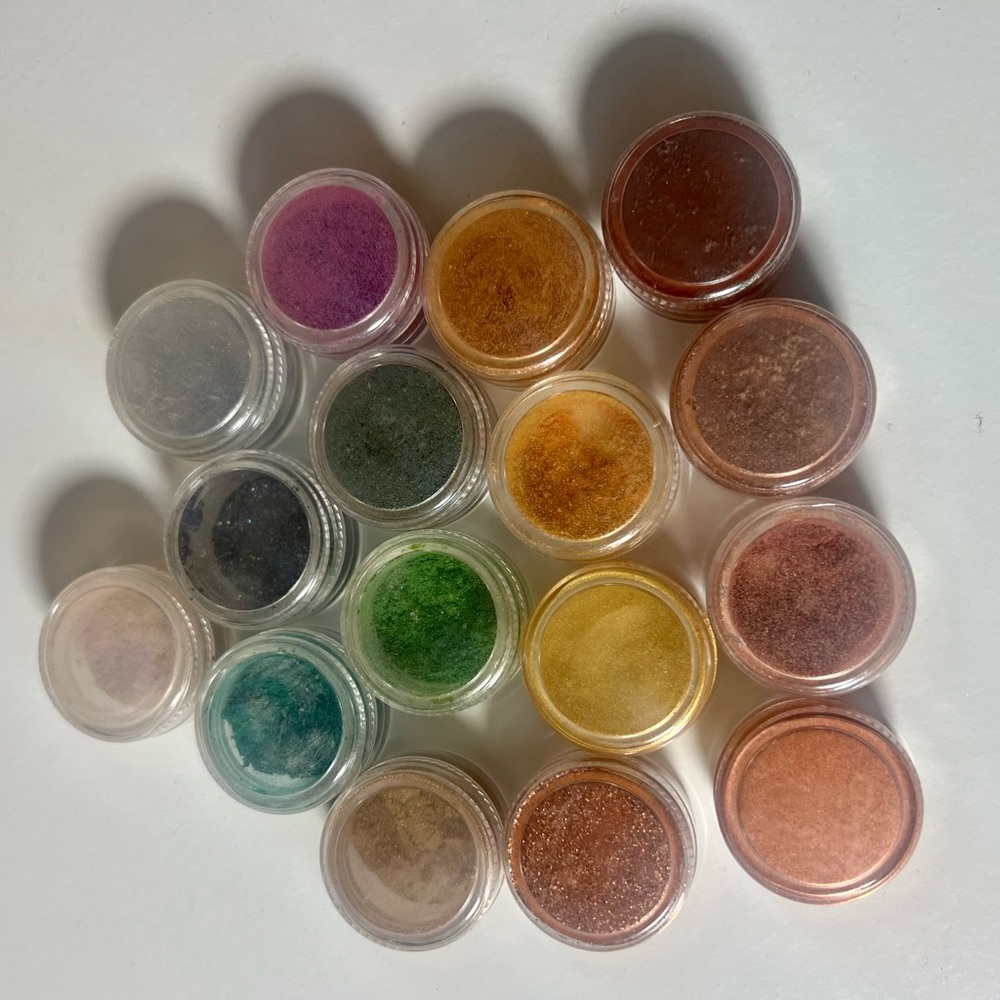 Eye shadow pigment samples from makeup geek